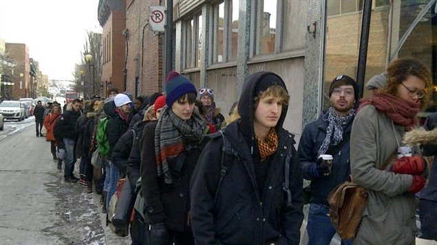 Des étudiants en art de l'UQAM attendent en file devant Le National sur la rue Ste-Catherine à Montréal pour voter à l'assemblée général de déclenchement de grève. Des étudiants en art de l'UQAM attendent en file devant Le National sur la rue Ste-Catherine à Montréal pour voter à l'assemblée général de déclenchement de grève.