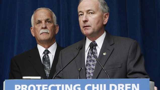 Les ministre Rob Nicholson et Vic Toews présentent de loi C-30 sur la protection des enfants contre les cyberprédateurs, lors d'une conférence de presse à Toronto. Les ministre Rob Nicholson et Vic Toews présentent de loi C-30 sur la protection des enfants contre les cyberprédateurs, lors d'une conférence de presse à Toronto.