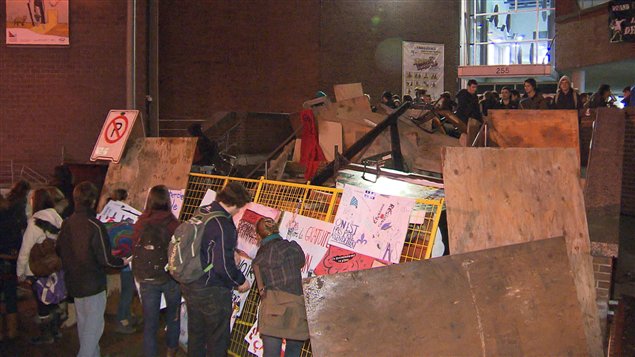 Barricade devant le cégep du Vieux-Montréal Barricade devant le cégep du Vieux-Montréal