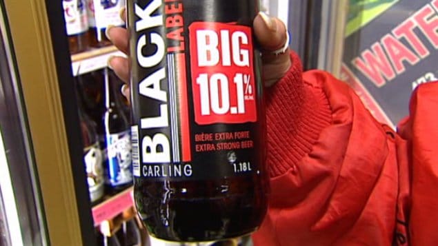 Une cliente montre une bouteille de bière Big 10 Une cliente montre une bouteille de bière Big 10