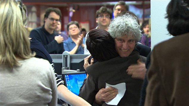 Les employés du centre de l'information de Radio-Canada, à Montréal, ont longuement applaudi Alain Saulnier Les employés du centre de l'information de Radio-Canada, à Montréal, ont longuement applaudi Alain Saulnier