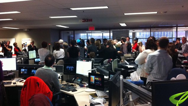 Les employés du Centre de l'information de Radio-Canada, à Montréal, ont applaudi Alain Saulnier. Les employés du Centre de l'information de Radio-Canada, à Montréal, ont applaudi Alain Saulnier.