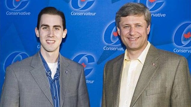 Michael Sona en compagnie du premier ministre Stephen Harper. Cette une photo non datée provient du Bureau du premier ministre. Michael Sona en compagnie du premier ministre Stephen Harper. Cette une photo non datée provient du Bureau du premier ministre.