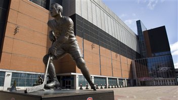La statue de Jean Béliveau devant le Centre Bell La statue de Jean Béliveau devant le Centre Bell