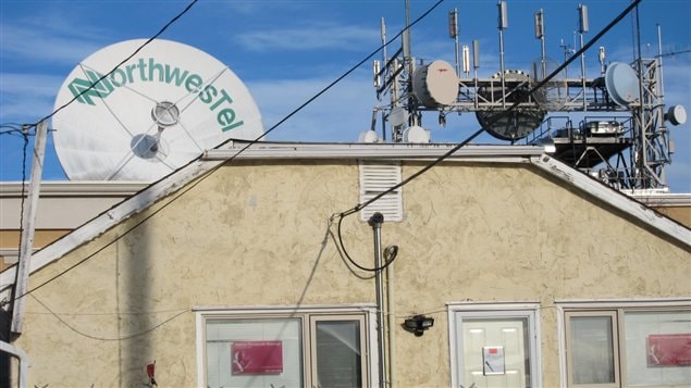 Des appareils de télécommunication de la compagnie Northwestel derrière une maison de Whitehorse Des appareils de télécommunication de la compagnie Northwestel derrière une maison de Whitehorse