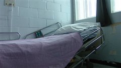 Certaines cellules peuvent difficilement accueillir un lit d'hôpital. Certaines cellules peuvent difficilement accueillir un lit d'hôpital.