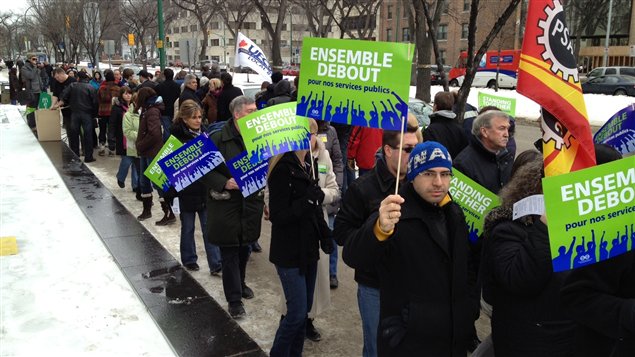 Des fonctionnaires fédéraux ont manifesté partout au pays jeudi, comme ici à Winnipeg, au Manitoba. Des fonctionnaires fédéraux ont manifesté partout au pays jeudi, comme ici à Winnipeg, au Manitoba.