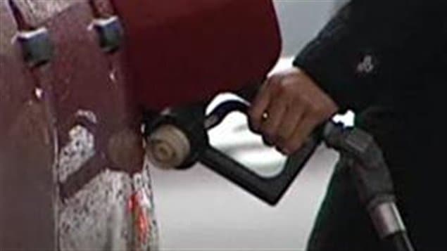 Une pompe à essence dans une station-service Une pompe à essence dans une station-service