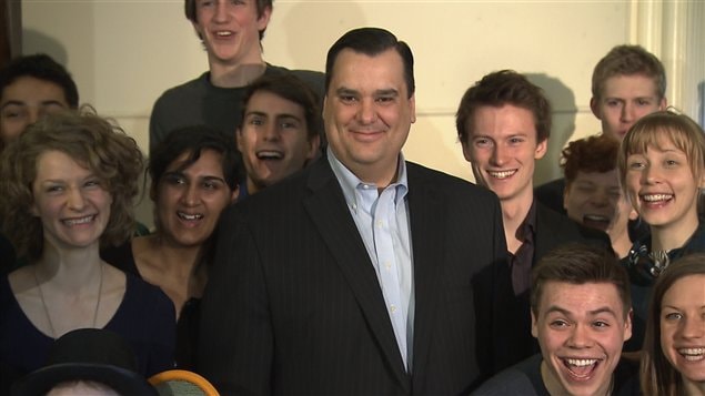 Le ministre du Patrimoine du Canada, James Moore, lors d'une photo de famille avec les étudiants de l'École nationale de théâtre Le ministre du Patrimoine du Canada, James Moore, lors d'une photo de famille avec les étudiants de l'École nationale de théâtre