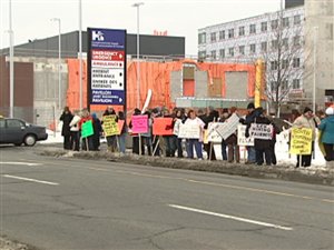 Plus d'une centaine de personnes ont manifesté devant l'Hôpital de Cornwall.