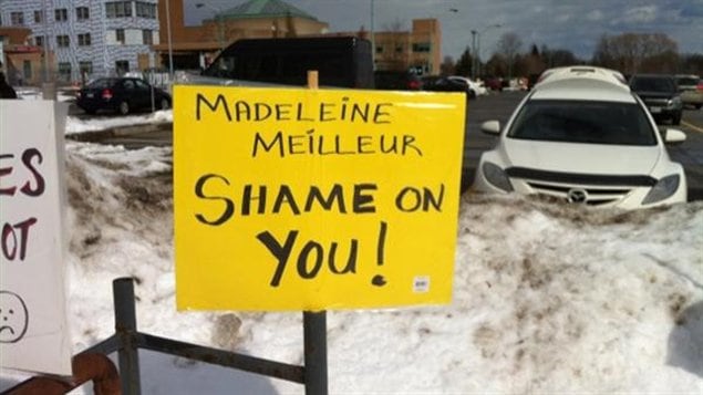 Une affiche dénonce la position de la ministre déléguée aux Affaires francophones de l'Ontario, Madeleine Meilleur. Une affiche dénonce la position de la ministre déléguée aux Affaires francophones de l'Ontario, Madeleine Meilleur.