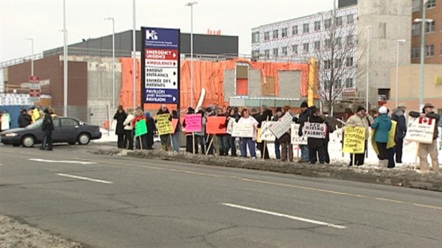 Plus d'une centaine de personnes ont manifesté devant l'Hôpital de Cornwall. Plus d'une centaine de personnes ont manifesté devant l'Hôpital de Cornwall.