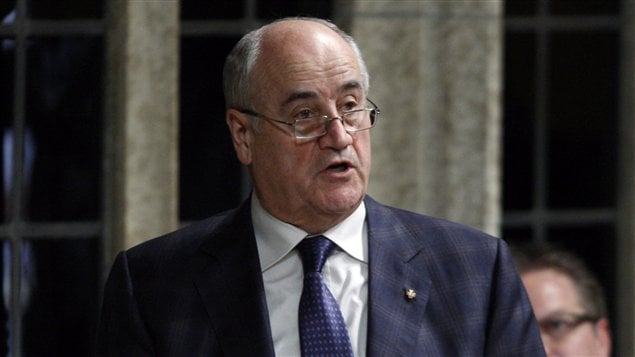Le ministre associé de la Défense, Julian Fantino, en comité à la Chambre des communes, mardi. Le ministre associé de la Défense, Julian Fantino, en comité à la Chambre des communes, mardi.