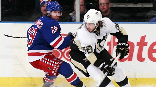 Kristopher Letang déjoue Brad Richards. Kristopher Letang déjoue Brad Richards.