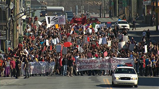 Manifestation familiale en appui au mouvement étudiant à Sherbrooke Manifestation familiale en appui au mouvement étudiant à Sherbrooke
