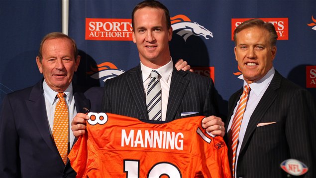 Peyton Manning entouré du propriétaire Pat Bowlen et du vice-président football John Elway Peyton Manning entouré du propriétaire Pat Bowlen et du vice-président football John Elway