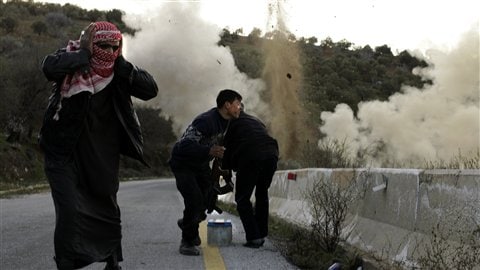 Des rebelles posent une bombe dans la province d'Idleb afin de bloquer l'accès aux régions montagneuses du nord de la Syrie, le 20 mars 2012. Des rebelles posent une bombe dans la province d'Idleb afin de bloquer l'accès aux régions montagneuses du nord de la Syrie, le 20 mars 2012.