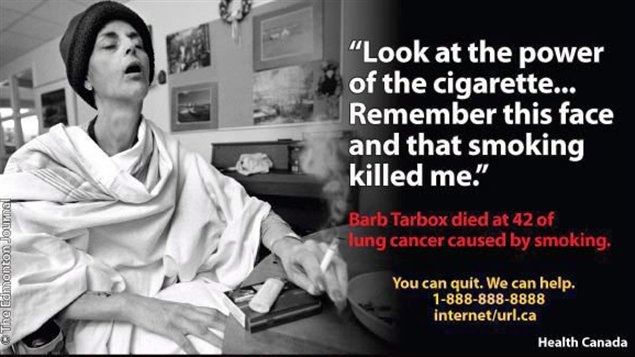 L'une des nouvelles mises en garde sur les paquets de cigarettes : Barb Tarbox, alors qu'elle mourait d'un cancer des poumons en 2003. L'une des nouvelles mises en garde sur les paquets de cigarettes : Barb Tarbox, alors qu'elle mourait d'un cancer des poumons en 2003.