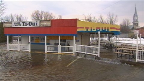 Le casse-croûte Ti-Oui a été inondé au centre-ville. Le casse-croûte Ti-Oui a été inondé au centre-ville.