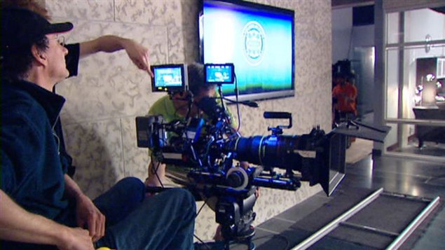 Une caméra sur un plateau de tournage Une caméra sur un plateau de tournage