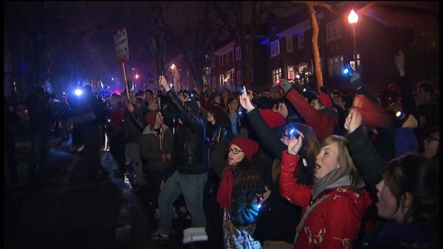 Des étudiants manifestent devant la résidence montréalaise du premier ministre Jean Charest. Des étudiants manifestent devant la résidence montréalaise du premier ministre Jean Charest.