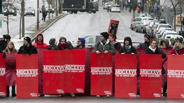 Des manifestants bloquent le boulevard René-Lévesque, à Montréal Des manifestants bloquent le boulevard René-Lévesque, à Montréal
