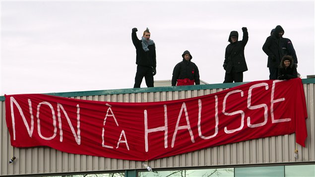 Des manifestants sur le toit des bureaux du Parti libéral du Québec Des manifestants sur le toit des bureaux du Parti libéral du Québec