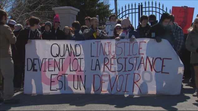 Des étudiants du Collège d'Alma protestent contre l'injonction empêchant le piquetage devant l'établissement d'enseignement. Des étudiants du Collège d'Alma protestent contre l'injonction empêchant le piquetage devant l'établissement d'enseignement.