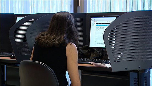 Une femme dans un centre de recherche d'emploi Une femme dans un centre de recherche d'emploi