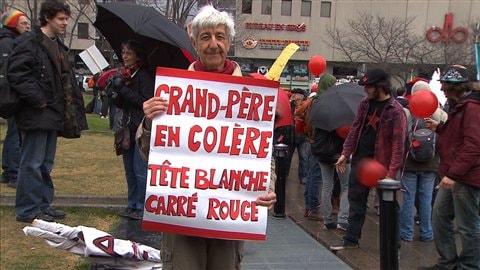 Un grand-père appuie le mouvement étudiant contre la hausse des droits de scolarité lors d'une manifestation à Montréal le 9 avril. Un grand-père appuie le mouvement étudiant contre la hausse des droits de scolarité lors d'une manifestation à Montréal le 9 avril.