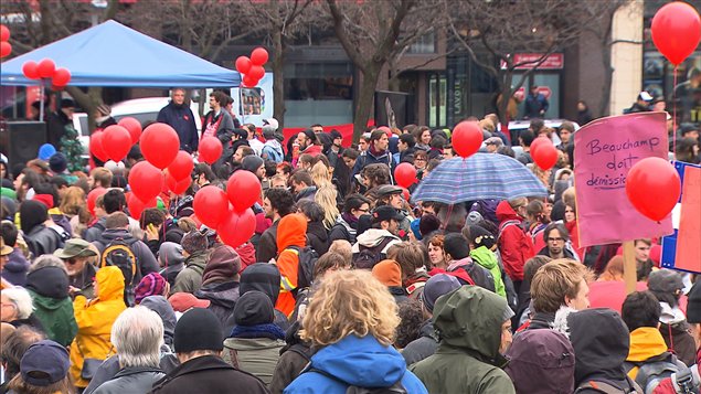 Les étudiants entament leur 9e semaine de grève contre la hausse des droits de scolarité. Les étudiants entament leur 9e semaine de grève contre la hausse des droits de scolarité.