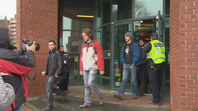 Les policiers sont intervenus pour faire sortir les étudiants de la succursale de la Banque CIBC. Les policiers sont intervenus pour faire sortir les étudiants de la succursale de la Banque CIBC.