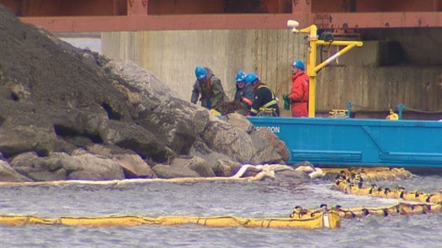 Urgence-Environnement supervise les travaux pour récupérer une partie des résidus pétroliers près de la raffinerie. Urgence-Environnement supervise les travaux pour récupérer une partie des résidus pétroliers près de la raffinerie.