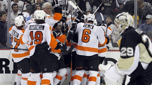 Les Flyers célèbrent leur but gagnant en prolongation. Les Flyers célèbrent leur but gagnant en prolongation.