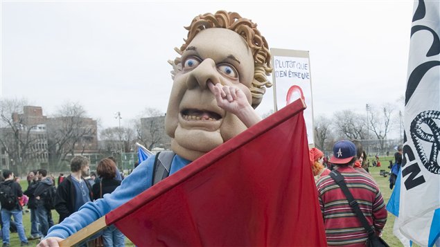 Un manifestant déguisé en Jean Charest Un manifestant déguisé en Jean Charest