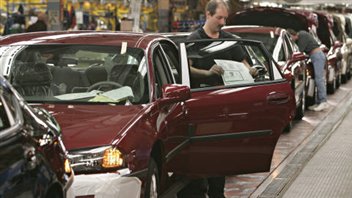 Un employé d'une usine GM à Oshawa en Ontario Un employé d'une usine GM à Oshawa en Ontario