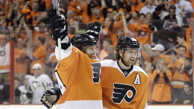Kimmo Timonen et Claude Giroux Kimmo Timonen et Claude Giroux