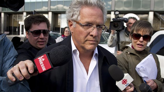 Le magnat de la construction Tony Accurso quitte le quartier général de la SQ, à Montréal, le 17 avril 2012. Le magnat de la construction Tony Accurso quitte le quartier général de la SQ, à Montréal, le 17 avril 2012.