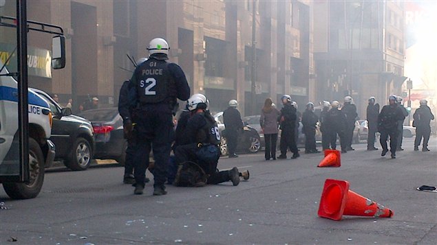 Les policiers arrêtent un manifestant au centre-ville de Montréal. Les policiers arrêtent un manifestant au centre-ville de Montréal.