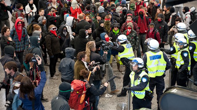 Intervention policière face aux manifestants au Palais des congrès Intervention policière face aux manifestants au Palais des congrès