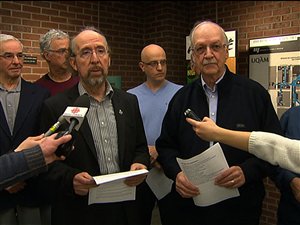 Gérald Larose et Robert Burns, en avant-plan