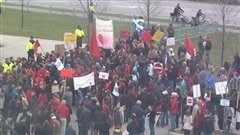 Quelques centaines de personnes ont accueilli Jean Charest à Gatineau. Quelques centaines de personnes ont accueilli Jean Charest à Gatineau.