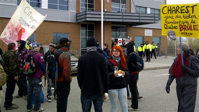 Des manifestants attendent Jean Charest à Gatineau Des manifestants attendent Jean Charest à Gatineau