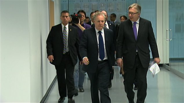 Jean Charest, dans les locaux de Medtronic CryoCath, en compagnie du président de Medtronic du Canada, Neil Fraser. Jean Charest, dans les locaux de Medtronic CryoCath, en compagnie du président de Medtronic du Canada, Neil Fraser.
