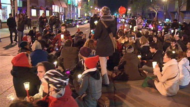 Avant le départ de la manifestation, des gens ont fait un sit-in à l'angle des rues Berri et Sainte-Catherine. Avant le départ de la manifestation, des gens ont fait un sit-in à l'angle des rues Berri et Sainte-Catherine.