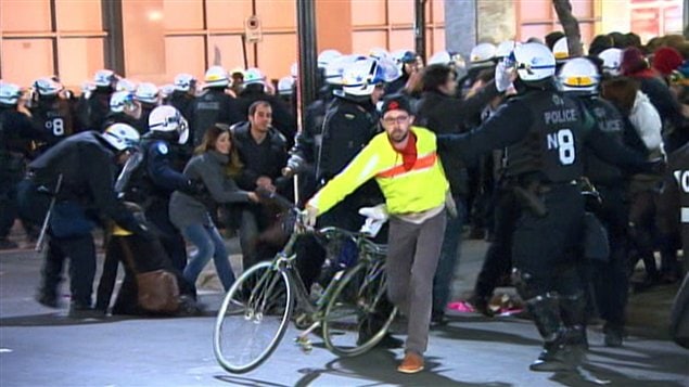 Affrontements entre policiers et manifestants au centre-ville. Affrontements entre policiers et manifestants au centre-ville.