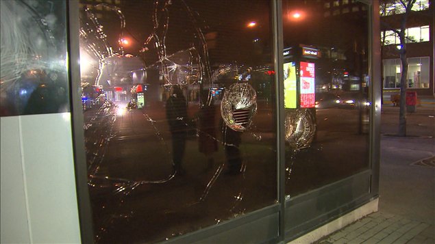 Des vitres de la banque HSBC ont été fracassées au centre-ville de Montréal. Des vitres de la banque HSBC ont été fracassées au centre-ville de Montréal.
