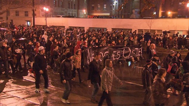 Nouvelle manifestation contre la hausse des droits de scolarité à Montréal le 26 avril 2012. Nouvelle manifestation contre la hausse des droits de scolarité à Montréal le 26 avril 2012.