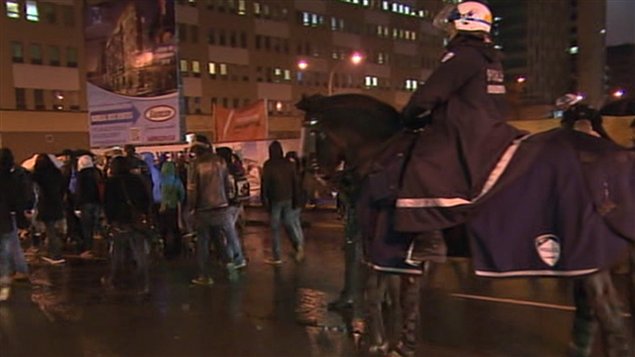 Des policiers à cheval à la manifestation de jeudi soir. Des policiers à cheval à la manifestation de jeudi soir.