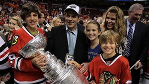 Marc Bergevin, sa famille et la Coupe Stanley en 2010 Marc Bergevin, sa famille et la Coupe Stanley en 2010
